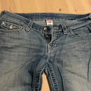 true religion jeans  - Utsydda i benen med rhinestones detaljer. Hål mellan benen som absolut går att laga. Lågmidjade. Storlek 30. Midjemått 42 cm                  