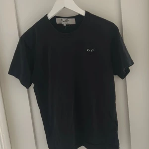 B&B cdg T-shirt - Fräsch B&B cdg play T-shirt i storlek M, men passar också S. Nypris 949 kr. Skriv för mer frågor!