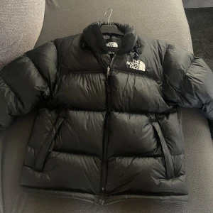 The North Face Retro 1996 - Sälja min jacka då jag köpte i mars 2023 och har använd den just ett vinter och Inter mer. Har absolut inga skador, priset kan diskuteras.