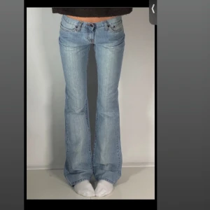  ljusblå bootcut jeans -  jeans med bootcut passform och låg midja. Klassisk femficksmodell i mjukt jeanstyg, perfekt för dig som gillar en avslappnad och trendig look. Köpta från Tinlesell men var tyvärr för små vid höftbenen. Lånat bilder. Köpta för 399kr 🌸köp  med direkt🌸