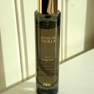 Zara Sensual Vanilla edp 30 ml - Sensual Vanilla från Zara, 30 ml. Kvarvarande mängd syns på bilden. Inspirerad av Eilish från Billie Eilish. Givetvis förvarad mörkning svalt.