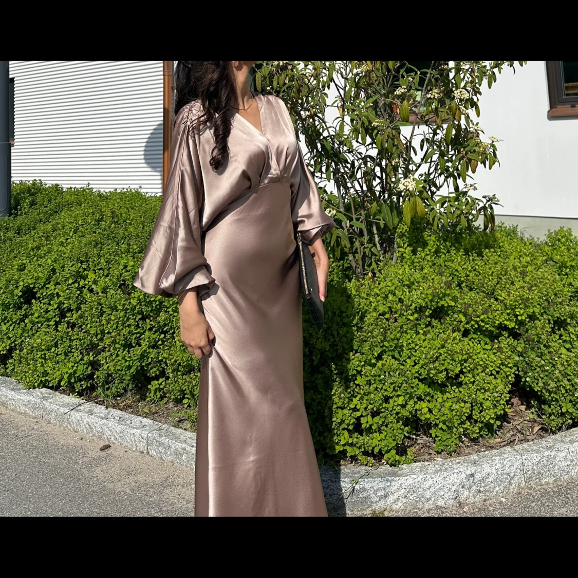 Champagnefärgad långklänning i satin - 1