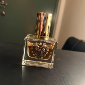 Devotion Dolce & Gabbana - Stilren parfym från Dolce & Gabbana med snygg gulddetalj på flaskan. Perfekt för dig som vill sticka ut och addera en exklusiv touch till din stil.
