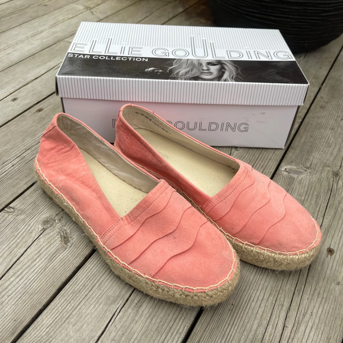 Rosa espadrillos från Ellie Goulding