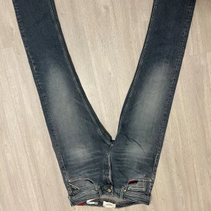 Replay Grover raka jeans blå 31/32 - Säljer ett par Replay Grover jeans i klassisk blå tvätt med raka ben och snygga slitningar. Tydliga replay detaljer! Inga defekter, knappt använda!