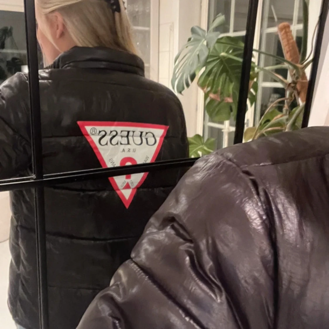 Svart pufferjacka från Guess - 2