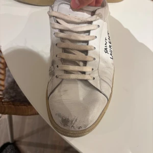 Saint Laurent skor  - Säljer nu mina saint Laurent skor som är ganska slitna. Det är storlek 44 men passar typ 45 skulle ja säga. Bara att skriva om du undrar något. Pris kan absolut diskuteras 👌
