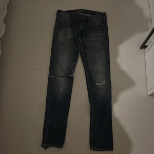 Replay jeans blå skinny 29/32 - Säljer ett par blå Replay jeans i skinny fit med slitningar och snygga detaljer. Jeansen har klassisk femficksdesign, låg midja och är tillverkade i denim för skön passform. Perfekta för dig som gillar slim fit jeans