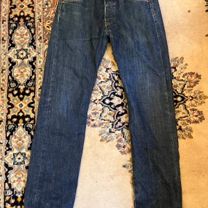 Levi's 501 jeans  - Blå Levis 501 De är i mycket bra skick och aldrig använda av mig. Jag säljer dem för att de var för små för mig.   ☎️Kontakta mig för mer information!  🚚Snabb leverans.  📏W30 L32