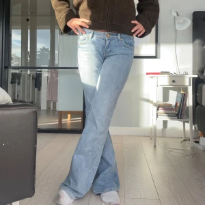 Lågmidjade bootcut jeans - Midjemått: 39cm Innerbenslängd : 80cm