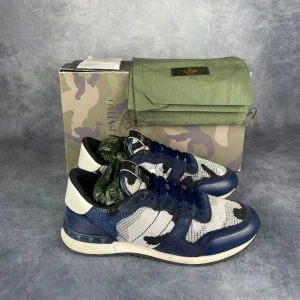 Valentiono rockrunner - Skick: 8,5/10, nästan nyskick. | Ingår: Skor, Box, Dustbags och kvitto. | Nypris: +- 7000 SEK.