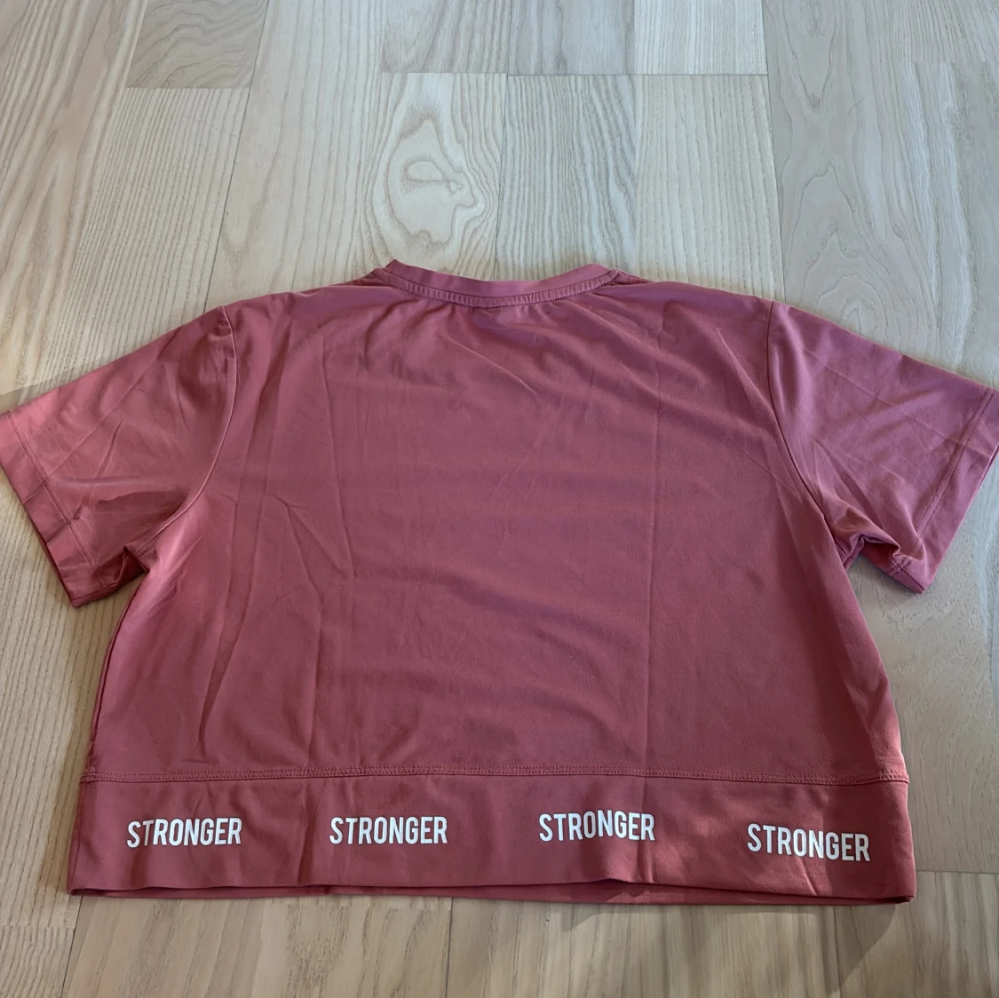 Rosa croppad topp från Stronger - 3