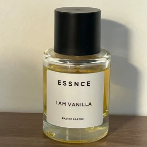 ESSNCE I Am Vanilla EdP - Eau de Parfum från ESSNCE med namnet I Am Vanilla. Nästan full. 50ml flaska 