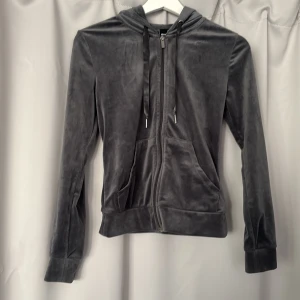 Grå velour kofta -  Grå velour Kofta från Gina/ ZIP hoodie i storlek xxs 