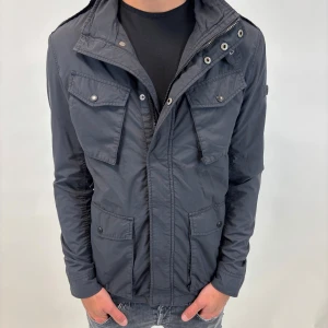 Woolrich Jacka  - Hej! Säljer nu denna väldigt snygga och eftertraktade Woolrich jackan! Jackan är slutsåld överallt och går inte att få tag på… jackan är perfekt nu till hösten/vintern  Storlek M  Skick 9,5/10  Ny pris: 6000 kr Säljs för: 1299 kr 