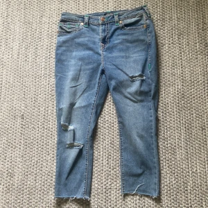 True Religion Jennie jeans blå - Blå True Religion Jennie jeans som är väldigt fräscha men klippta där nere (se bilder) så korta i benen därav priset. Storlek 32 (w32).