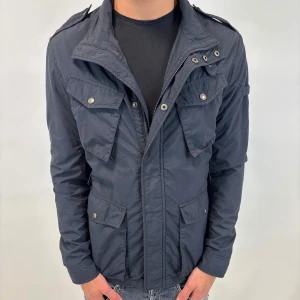 Woolrich Jacka  - Hej! Säljer nu denna väldigt snygga och eftertraktade Woolrich Fieldjacka!  Jackan är slutsåld överallt och går inte att få tag på… jackan är perfekt nu till hösten/vintern  Storlek S Skick 9,5/10  Ny pris: 6000 kr Säljs för: 1299 kr 