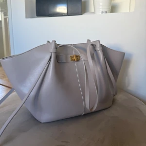 Beige väska från Gina Tricot - Stor beige väska från Gina Tricot. Använd men inga skador som är synliga.