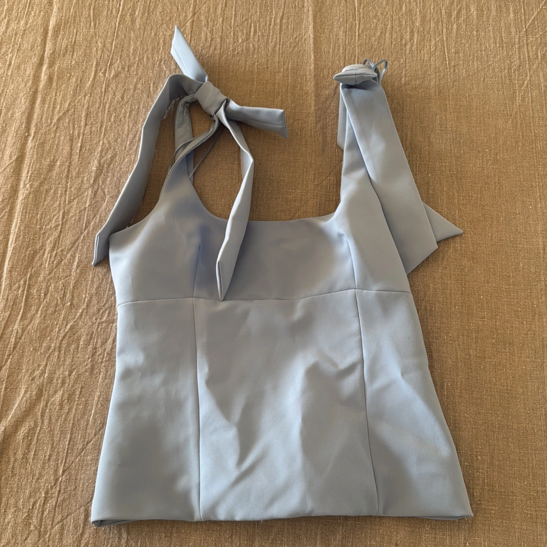 Ljusblå linnetopp med knytband