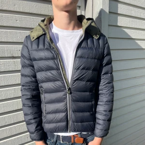 Colmar jacka med huva - Snygg mörkblå pufferjacka från Colmar med huva. Skick 9/10 riktigt bra utan synliga defekter. Nypris ligger runt 3000kr men säljs nu för 799kr. Hör gärna av er vid minsta lilla fundering.