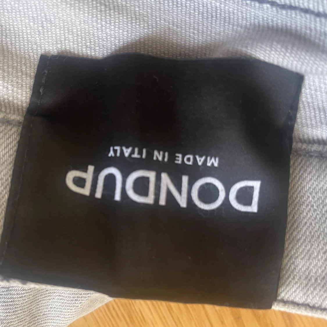 Ljusgrå  jeans från Dondup med slitningar - 2