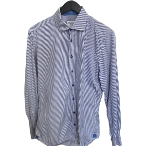 Randig skjorta från Stenströms - Snygg blåvit randig skjorta från Stenströms i slim fit. Skjortan har klassisk krage, blå knappar och är tillverkad i exklusiv tvåfaldig bomull som känns riktigt lyxig. Perfekt för dig som gillar stilrena och fräscha plagg. 