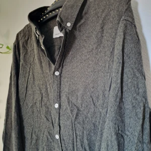 Samsøe & Samsøe  - Grön-grå skjorta i härlogt, mjukt tyg från Samsøe & Samsøe  (Säljer åt min partner)