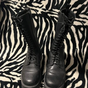Svarta höga boots från Vagabond🖤 - Säljer ett par svarta höga boots från Vagabond med snörning framtill och dragkedja på sidan. Skorna är i skinn och har en chunky platform 🖤🍒