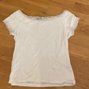 Vit topp med spetskant - Vit topp med spetskant från lager 157 storlek S