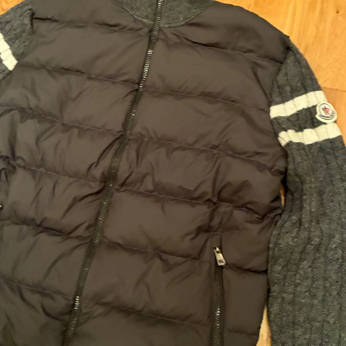 Grå Moncler pufferjacka med stickade ärmar - 2