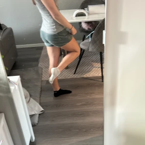 Grå sammetsshorts med hög midja - Säljer ett par snygga grå shorts i sammet med hög midja. De har en tight passform 💗