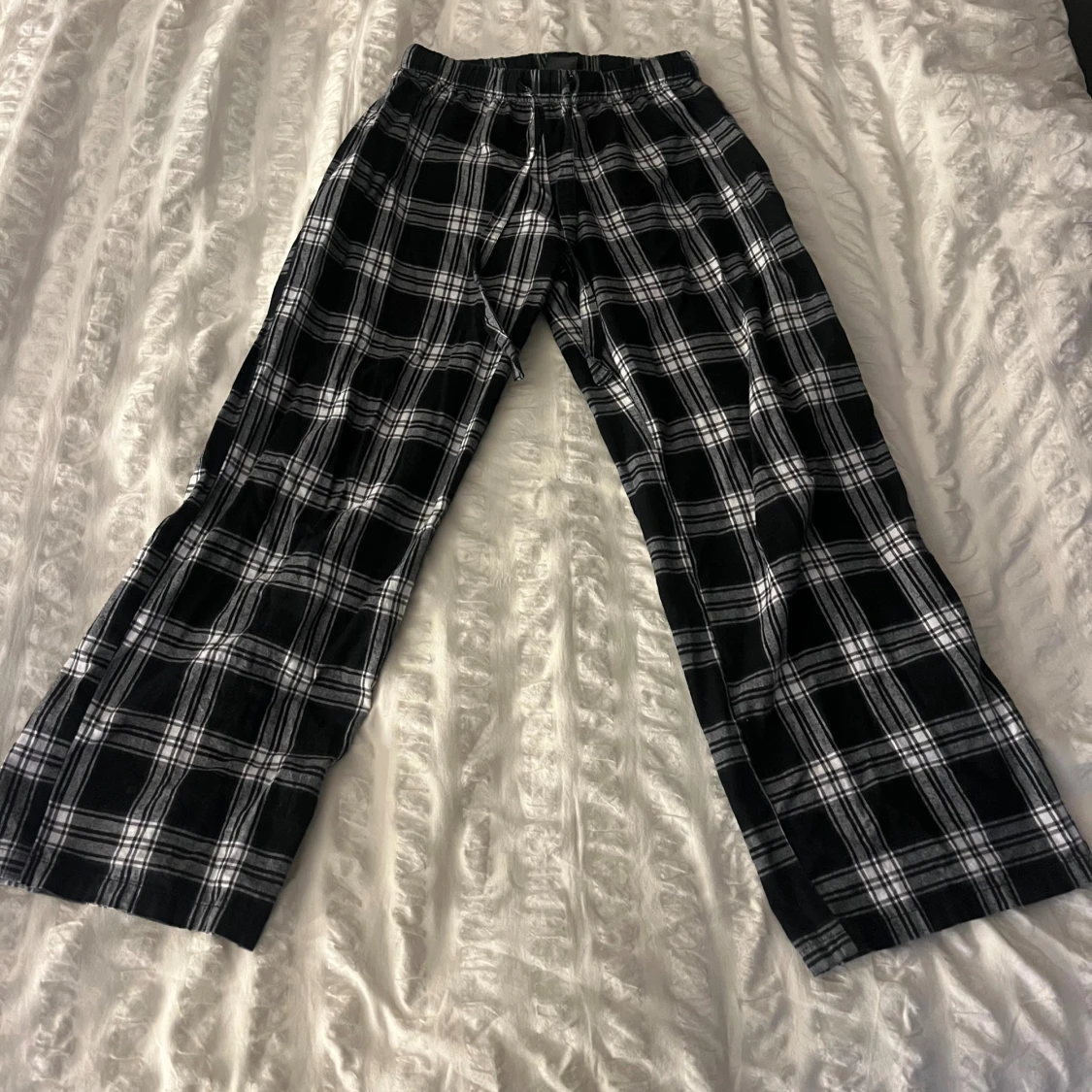 Svarta rutiga pyjamasbyxor från  H&M - 1