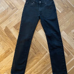 Svarta Levi's Premium jeans straight fit - Svarta Levi's Premium jeans med klassisk femficksdesign och raka ben. Jeansen är i bra skick. 30/30. 