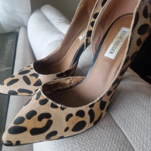 Äkta steve madden (använda) dock exklusiva  - Kollar om någon är intresserad av steve madden vintage skor. Fina men som ni ser har de ett par skavanker!