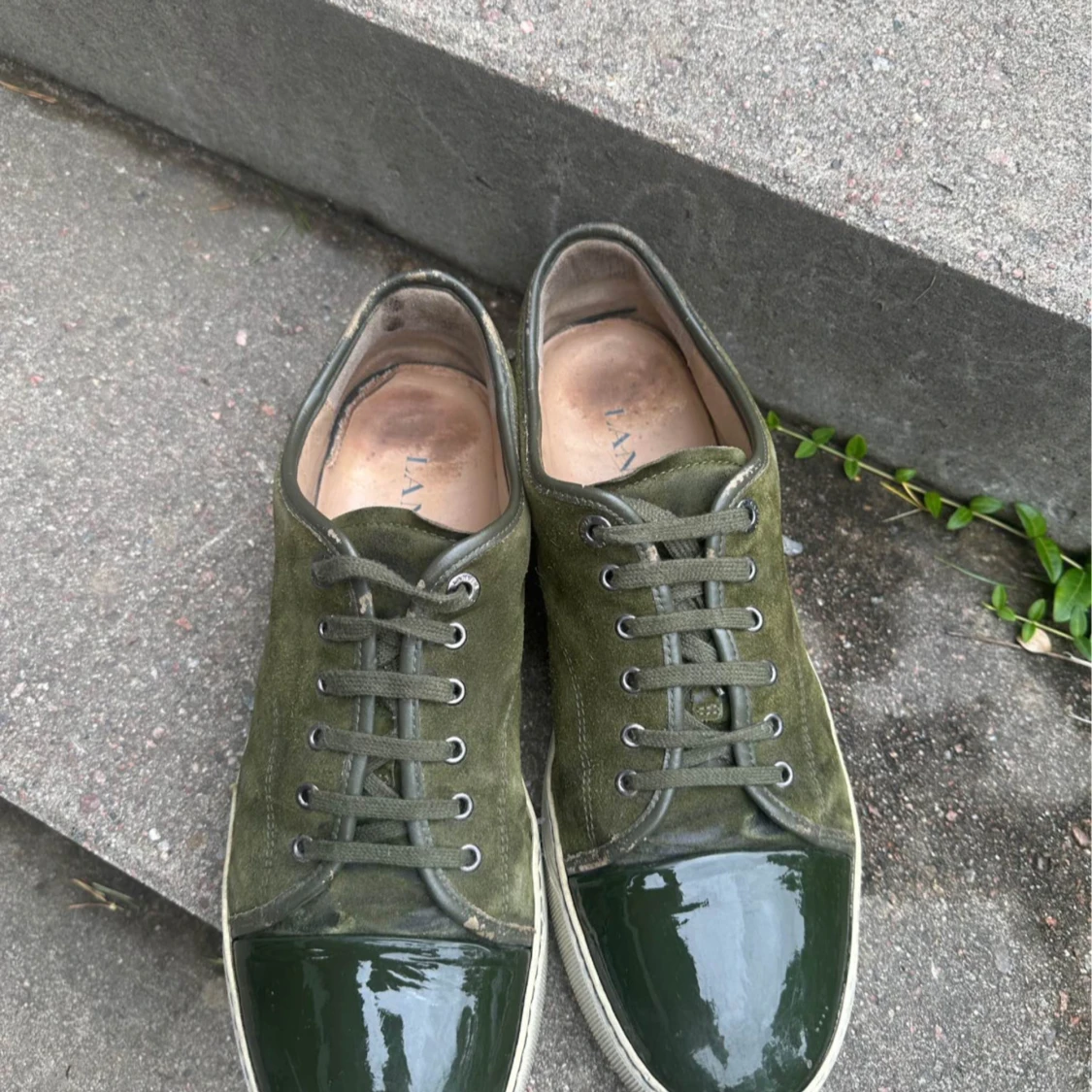 Olivgröna sneakers med lackad tå - 1