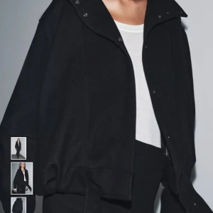 Bomberjacka  - Helt ny bomber likande jacka! Aldrig använd prislapp finns. Mindre i storlek så skulle säga att den passar s/m, kan skicka på om det önskas☺️ nypris: 1295