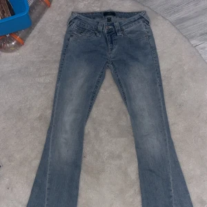 Ljusblåa True religion Jeans - Säljer tyvärr mina true religion då jag inte tycker att de passar på mej. Storlek W23, modell low waist bootcut💓 Skulle kunna tänka mej att mötas upp o byta mot ett annat par i samma storlek, true religion, miss me eller crazy age❤️
