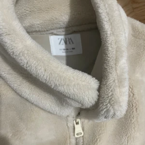 Beige teddyjacka från Zara - Supermjuk och mysig teddyjacka från Zara i beige färg. Aldrig använt. 