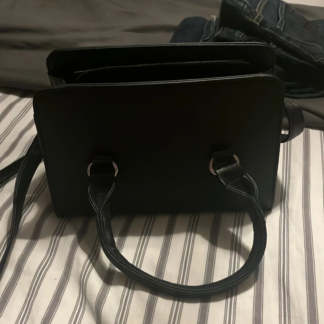 Svart fyrkantig axelväska i skinn - 1