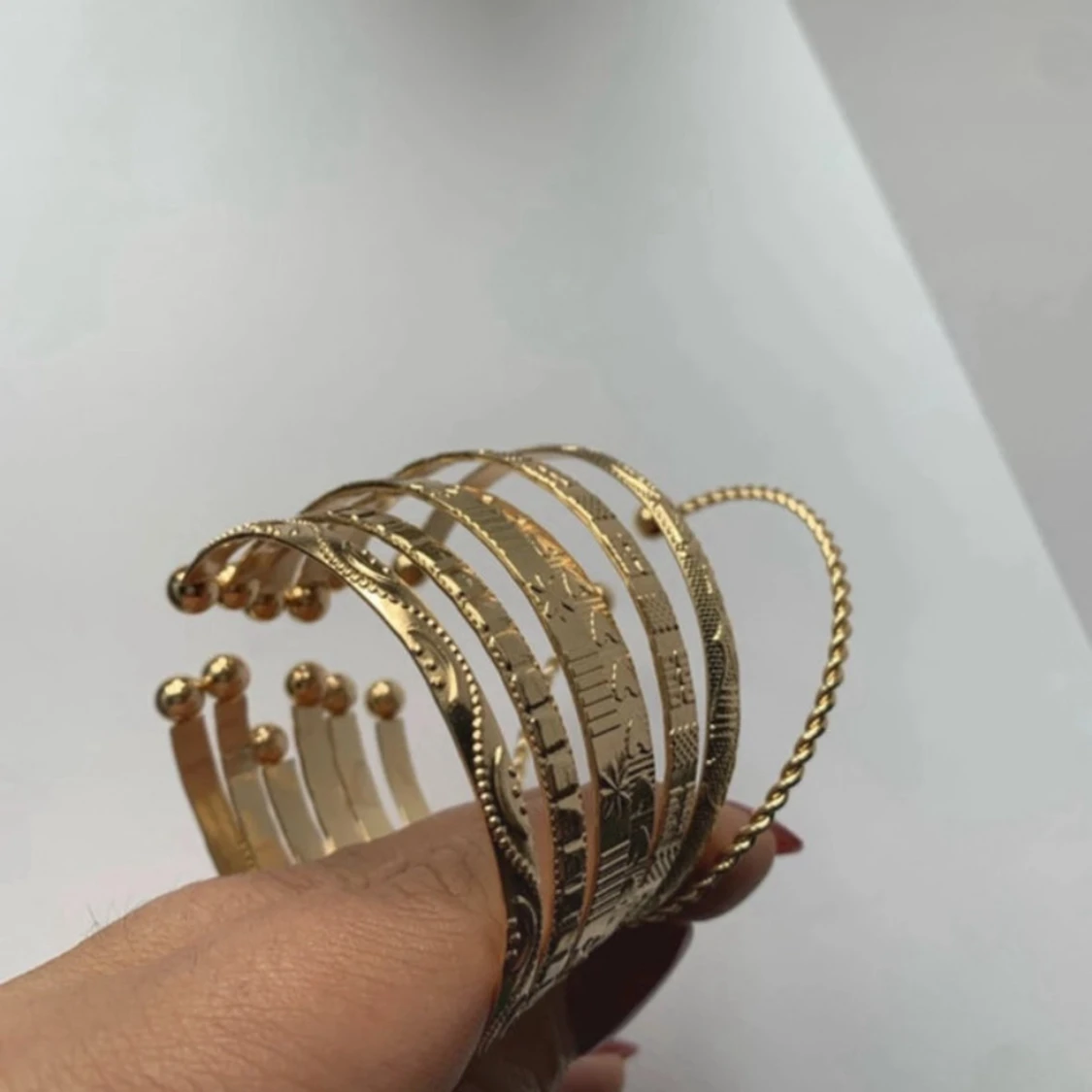 Guldiga armband med mönster 7 st - 1