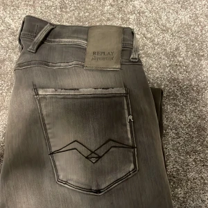 Replay jeans grå - Säljer ett par sjukt snygga replay anbass jeans med lite blekningar. Passar sjukt bra till allt och bara allmänt schysta. Storlek 30 men passar mig som är 180 och det är mycket stretch i dem.