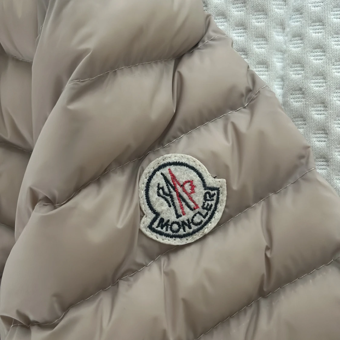Beige Moncler dunjacka med huva - 2