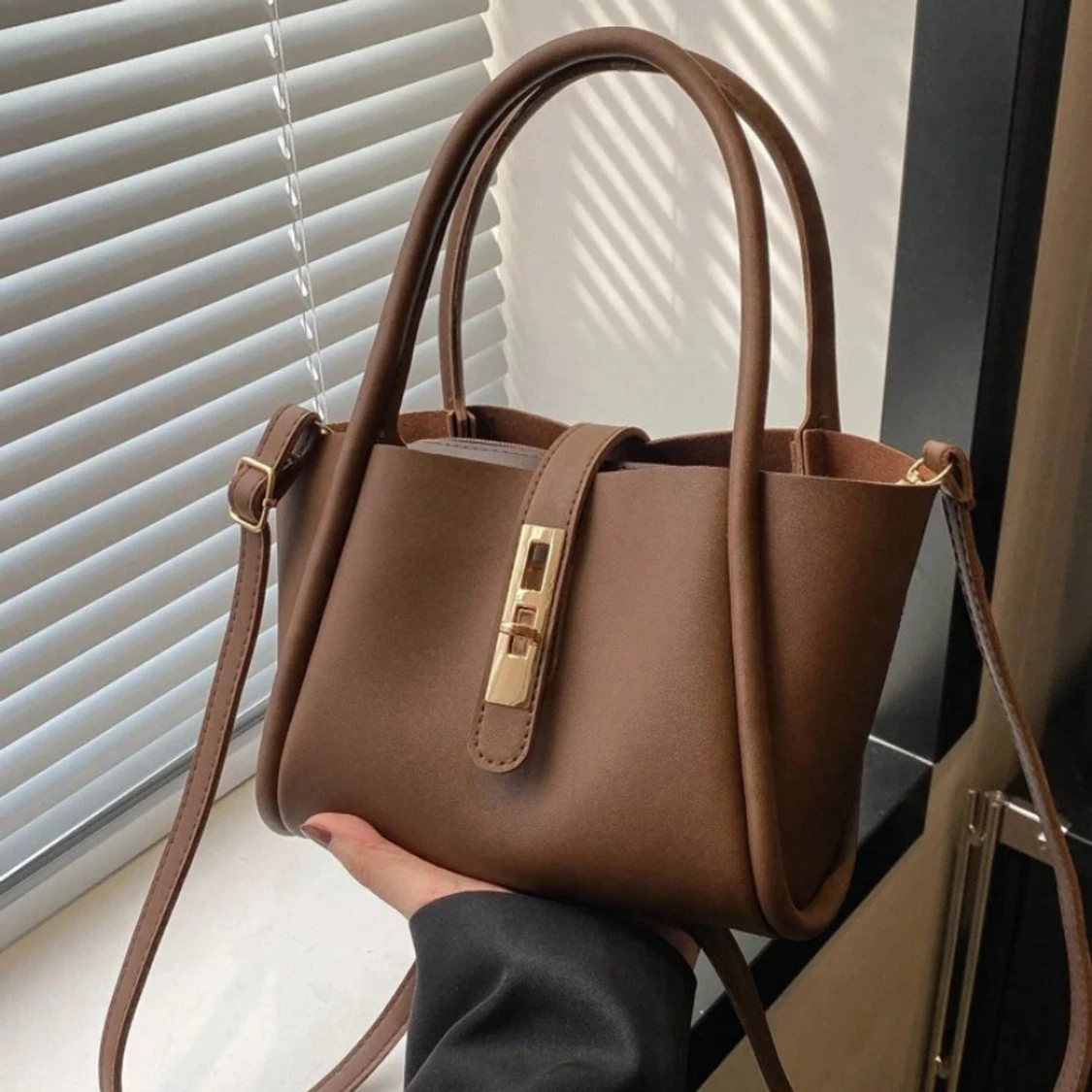 Brun handväska med gulddetaljer - 1