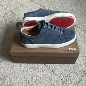 Blå mockasneakers från Louboutin - Säljer pga av de är lite för små för mig. De är endast använda ett par gånger. Perfekt för dig som vill ha ett par stilrena skor. Priset kan diskuteras, vill helst bara bli av med dem snabbt. Skickas inom 24 timmar. 