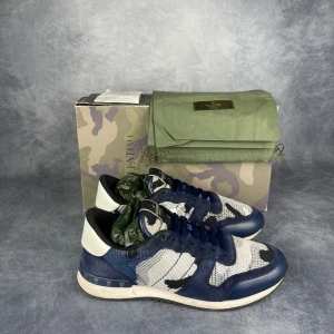 Valentino Rockrunner - Skick: 8,5/10, nästan nyskick. | Ingår: Skor, Box, Dustbags och kvitto. | Nypris: +- 7000 SEK.