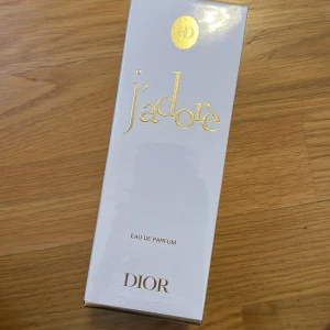 Dior J'adore Eau de Parfum 100ml - J'adore Eau de Parfum från Dior, 100 ml. Kostar 1900 säljer för 1100 först till kvarn
