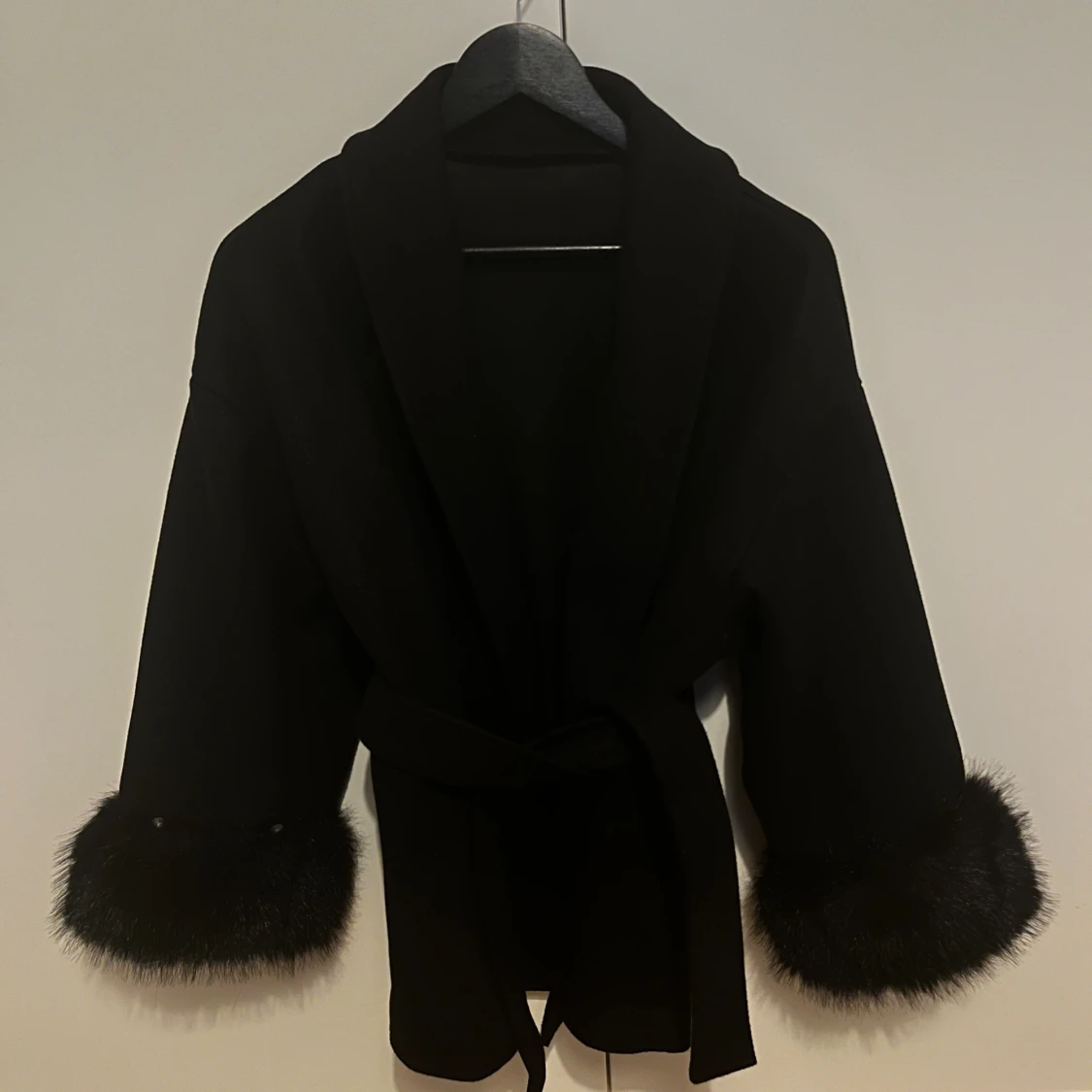 Svart kappa med fuskpälsdetaljer - 2