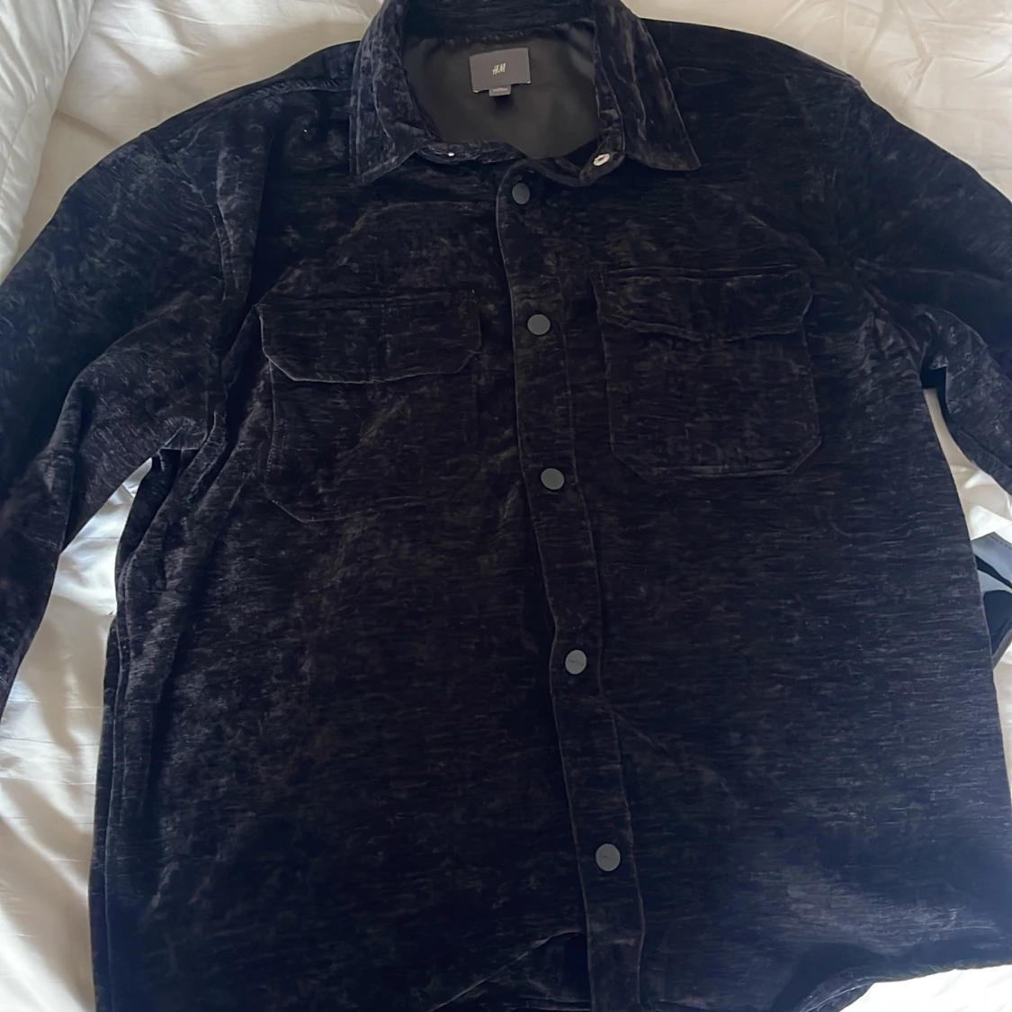 Svart sammetsskjorta från H&M