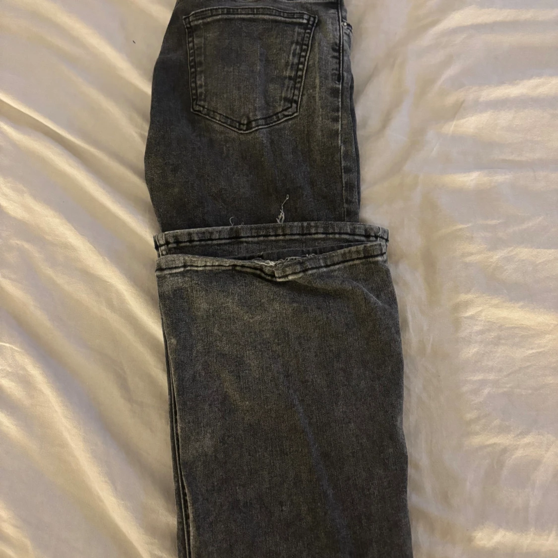 Gråa utsvängda jeans