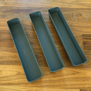 Store It Förvaringslåda 370x74x50 mm - Set med tre smala förvaringslådor från Store It, tillverkade i Sverige av Nordisk Plast. Perfekta för organisering av småsaker, kablar eller tillbehör. Lådorna är i gott begagnat skick med mindre repor från normalt bruk. Mått: 370x74x50 mm.